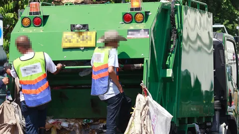 รถขยะ เทศบาลนำมาจอดในซอยวัดบางศรีเมือง ส่งกลิ่นเหม็น รบกวนคนในชุมชน