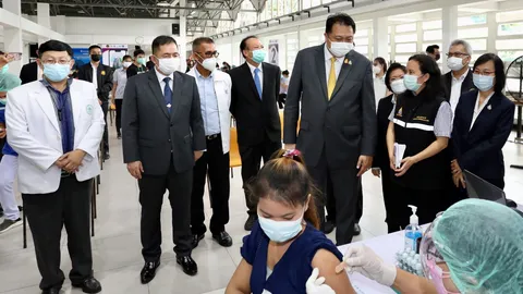 สุชาติ ลงพื้นที่สโมสรธนาคารกรุงเทพ เยี่ยมประกันตน ม.33 ฉีดวัคซีนโควิด