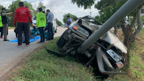 หนุ่มใหญ่ขับวอลโว่ชนเสาไฟฟ้าดับคาที่ คาดโรคหัวใจกำเริบทำวูบ