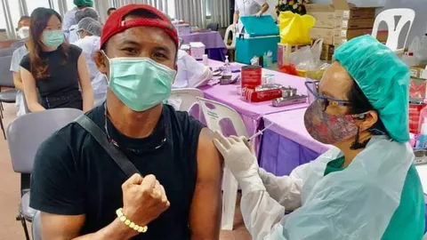 ฉีดแล้ว "บัวขาว" รับวัคซีนโควิด-19 เข็มแรก แฟนคลับแห่คอมเมนต์ฮาตรึม