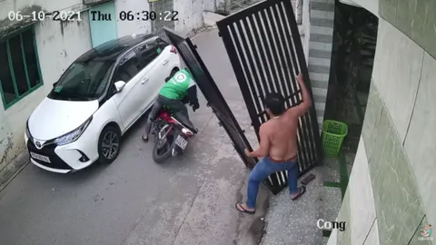  เฉียดตาย! ไรเดอร์เวียดนาม หวิดถูกประตูเหล็กล้มทับ (คลิป)