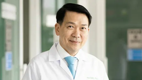 “ศ.นพ.ปิยะมิตร ศรีธรา” รับมอบเงิน 1,800,000 บาท เพื่อสมทบทุนมูลนิธิรามาธิบดีฯ