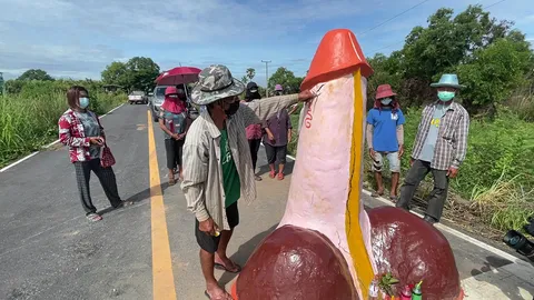 ฮือฮา “ศิวลึงค์” กลางถนน ขอฝนปลูกข้าว ผู้ใหญ่บ้านอ้างประเพณี ปั้นด้วยดินเหนียว