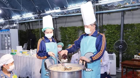 ในหลวง ทรงประกอบอาหาร พระราชทานแก่บุคลากรทางการแพทย์รักษาผู้ป่วยโควิด-19