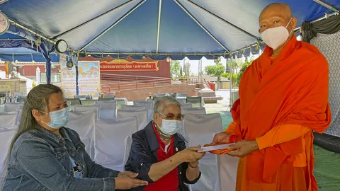 "ทองหล่อเพทาย โพธิ์แดง" สร้างบุญบริจาคเงินให้โครงการซ่อมแซมปฏิสังขรณ์อุโบสถ