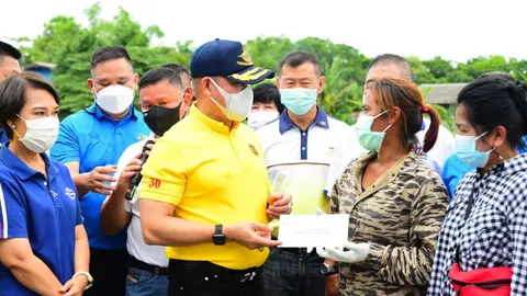 "ธรรมนัส" เยี่ยมชุมชนร่วมมิตรแรงศรัทธา รับฟังปัญหา-ช่วยบรรเทาโควิด