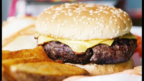 อึ้ง พนง.ฟาสต์ฟู้ดปากีฯ โดนจับยกร้าน ฐานไม่ให้ตำรวจกินเบอร์เกอร์ฟรี