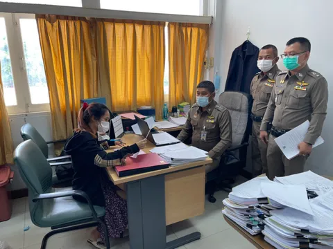 "แม่น้ำหนึ่ง" เข้ารับทราบข้อกล่าวหา แฟนคลับให้กำลังใจ รอไลฟ์สด