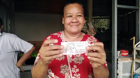ลอตเตอรี่ขายไม่หมด เหลือ 70 ใบ แม่ค้าสุดดีใจ ถูกเอง 6 ล้าน
