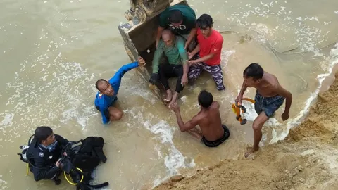 คุณตาดูดทรายวัย 70 ติดใต้น้ำ 8 ชั่วโมง ปลอดภัยนอน รพ.รอผ่าตัดแขนผิดรูป