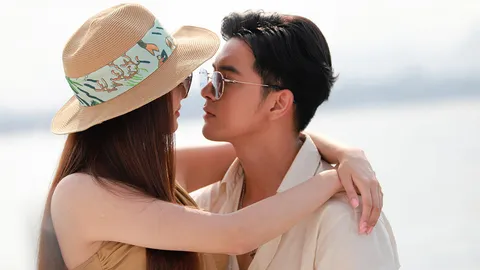 "เข้ม-การ์ตูน" ควงปิกนิกบนเรือยอชต์ สวีตหวานกลางทะเลส่งท้าย "เผาขน"