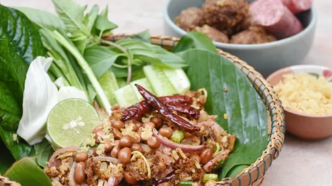 “ยำแหนมข้าวทอดป้าดา” แซ่บนัวเกินห้ามใจ