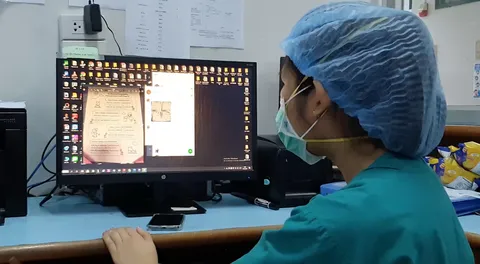 เปิดใจคุณครูชุดขาว รักษาโควิดควบคู่สอนหนังสือคนไข้เด็ก ในห้องความดันลบ