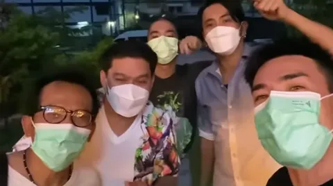 รักกันเหนียวแน่น บอล เชิญยิ้ม ร่วมเฟรม แจ๊ส-ตั๊ก-นุ้ย สยบข่าวลือวงแตก