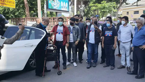 กลุ่มไทยไม่ทน มา สน.ชนะสงคราม รับทราบข้อหา กรณีชุมนุมที่สวนสันติพร