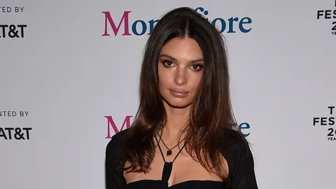 เอมิลี ราทาจโควสกี โดนตำหนิ หลังอุ้มลูกน้อยวัย 3 เดือน คอห้อย