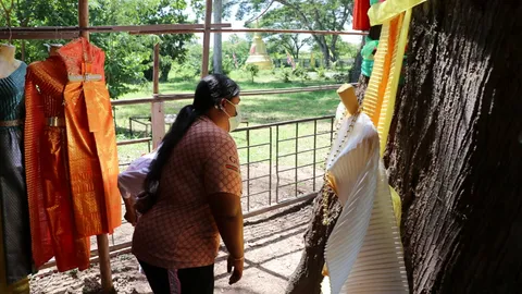 คอหวยขอพร แม่ย่าตะเคียนอายุ 100 ปี ไม่พลาด "เลขเด็ด" ลุ้นโชค 1/7/64 (คลิป)