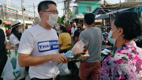 "เต้" ลงพื้นที่หลักสี่มอบแมสก์ จี้ รมว.พม. ดูแลคนชราหลังโควิดระบาด