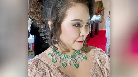 "ไฮโซรองเท้าแตะ"