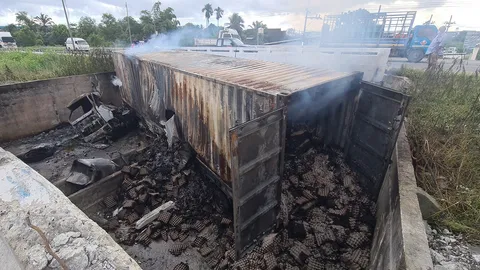 ฉีดน้ำ 10 ชม. ดับเทรลเลอร์ยักษ์ตกสะพาน ไฟลุกท่วมย่างสดคนขับ