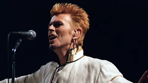 ประมูลภาพร็อกสตาร์ "เดวิด โบวี" ขายได้ในราคาสูงถึง 108,000 ดอลลาร์แคนาดา