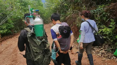 จนท.เดินเท้า 7 กม. แบกถังออกซิเจน ช่วยเด็ก 3 ขวบป่วยโคม่ามา รพ.ท่าสองยาง