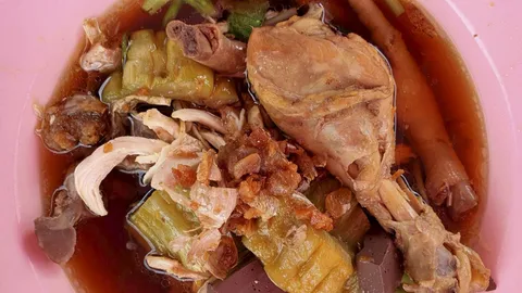 ก๋วยเตี๋ยวไก่ตุ๋นสมุนไพร ขวัญใจมหาชน@บางชัน