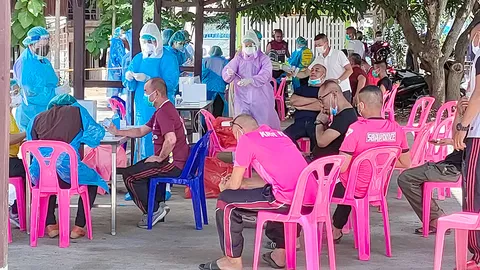 2 ตร.หนองบัวลำภู ฉีดวัคซีนครบ 2 เข็มติดโควิด หวั่นเกิดคลัสเตอร์โรงพัก