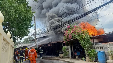 ไฟไหม้บ้านกลางเมืองโคราช เจ้าของไม่อยู่ ไปขายทุเรียน ลามวอด 13 ห้อง