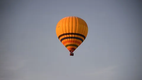 สุดช็อก บอลลูนตกในสหรัฐฯ เกี่ยวสายไฟ ร่วงกระแทกพื้นไฟลุก ดับสลด 5