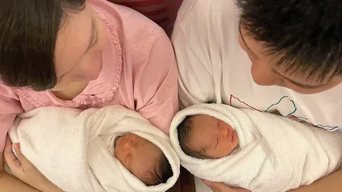 คลอดแล้วจ้า "จ๊ะ จิตาภา" โชว์รูปภาพลูกชายฝาแฝดชื่อว่า น้องโอบ น้องอารี