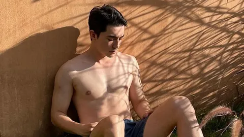 งานดีไม่มีที่ติ หนุ่ม "โอม คณิน" ถอดเสื้อโชว์หุ่นเป๊ะ แจกความซู่ซ่าส์