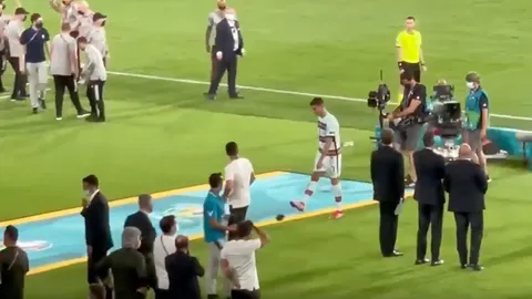 ดราม่าเลย "โรนัลโด" เตะปลอกแขนทีมชาติทิ้ง หลังร่วงยูโร (คลิป)