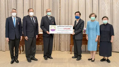 ผู้แทนมูลนิธิจริยธรรมพร้อมพูน มอบเงิน 670,000 บาท ให้ รพ.จุฬาลงกรณ์