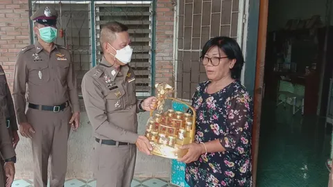 รองผู้การเลย หอบกระเช้าขอโทษอดีตครูเกษียณ หลังนอกเครื่องแบบบุกค้นผิดบ้าน