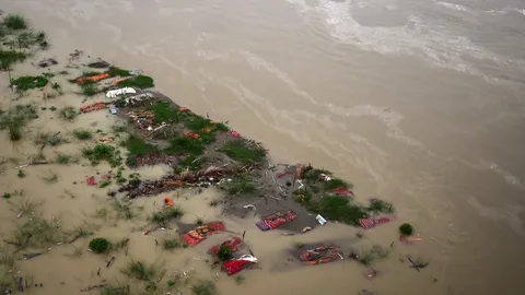 อินเดียสลด แม่น้ำคงคาล้นฝั่ง เซาะดิน ซัดศพลอยอื้อ คาดเหยื่อโควิด 