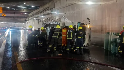 ระทึก รถบรรทุกถังแก๊สคว่ำอุโมงค์เกษตร หวั่นรั่ว-เร่งปิดถนนเคลื่อนย้าย