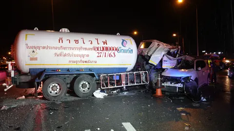 สนั่นมอเตอร์เวย์ สิบล้อชนแท็กซี่ ประสานงาเก๋ง เจ็บ 2 ตาย 1 รถพัง 6 คัน