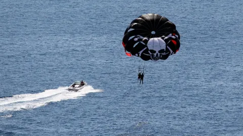 ช็อก นักพาราเซลลิ่งร่อนร่มลงกลางทะเลแดง โดนฉลามโดดงาบขาเหวอะ (คลิป)