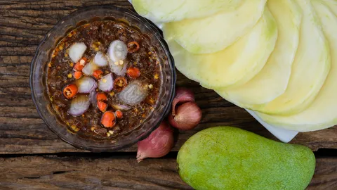 วิธีทําน้ำปลาหวานจิ้มมะม่วง สูตรแซ่บจี๊ด ทำกินเองง่ายๆ ที่บ้าน