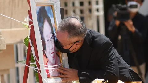 สุดเศร้างานเผาศพแม่เป็ด เชิญยิ้ม ลูกหลานร่ำไห้ คนบันเทิงร่วมอาลัย