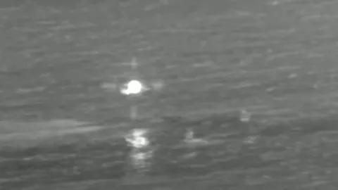 สุดระทึก กัปตันสหรัฐฯ พุ่งโบอิ้ง 737 แลนดิ้งลงกลางทะเล เครื่องแตกเป็นเสี่ยง 