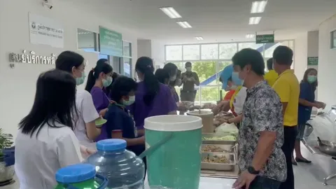 ตำรวจวังน้ำเขียว เลี้ยงส้มตำไก่ทอดหมอพยาบาล เติมพลังส่งแรงใจสู้โควิด-19