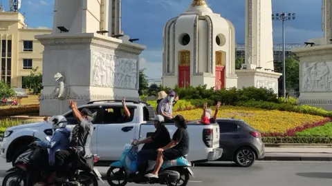 "บก.ลายจุด" นำ Car Mob รวมตัวอนุสาวรีย์ประชาธิปไตย ยัน ไม่ไปทำเนียบฯ