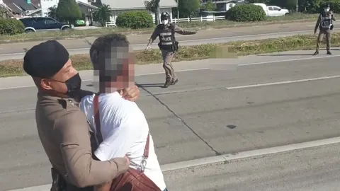 อดีตนายอำเภอเพิ่งเกษียณ เครียด วิ่งข้ามถนนกระโดดเกาะรถชาวบ้าน