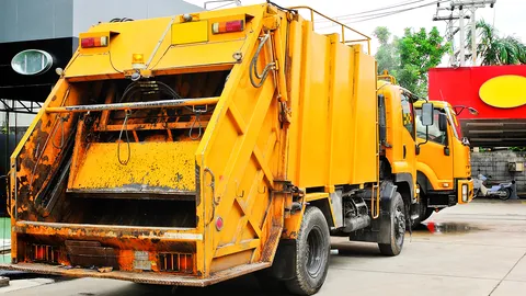 ชาวบ้านร้องเทศบาลบางศรีเมือง ช่วยย้ายที่จอดรถขยะออกจากเขตชุมชน ทนกลิ่นเหม็นไม่ไหว