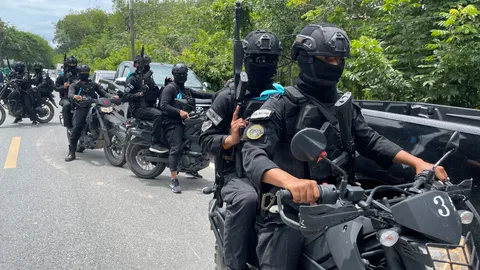 จนท.ปิดล้อมป่ากดดันให้มอบตัว หลังปะทะเดือดปาระเบิดสนั่นป่าที่สายบุรี 