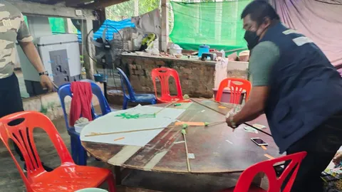 รวบผีพนันตั้งวงจั่วไพ่ไม่สนโควิด แฉ จ.ตรัง มักมีการเปลี่ยนตัวผู้ต้องหา (คลิป)