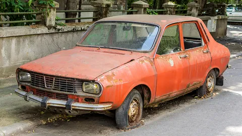 ชาวบ้านบ่นขับรถเข้าออกซอยลำบาก ซากรถยนต์ที่จอดทิ้งขวางทางสัญจร 