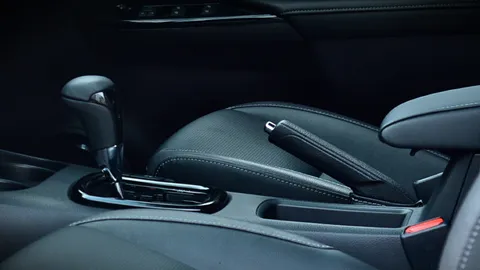 เบรกมือ ใช้ให้เป็นช่วยทำให้ขับปลอดภัย 